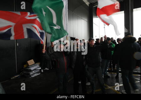 Pegida-Kundgebung am internationalen Bahnhof Birmingham, Birmingham, England am 6. Februar 2016 Stockfoto