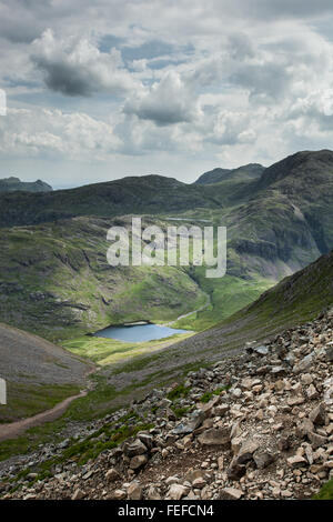 Blick auf landschaftlich Tarn von großen Giebel mit großen Ende hinter und die Coniston Fells in der Ferne Stockfoto