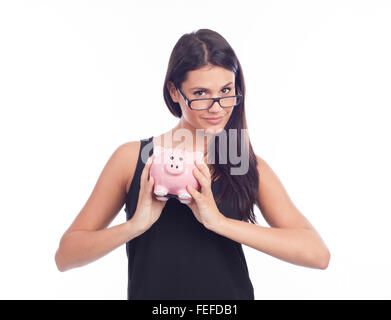 Junge Frau mit Brille zufrieden mit Sparschwein Stockfoto
