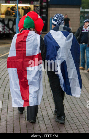 Murrayfield, Edinburgh, Schottland. 6. Februar 2016. RBS Six Nations. Schottland gegen England. England und Schottland Fans gehen hand in hand vor den Calcutta Cup Match bei Murrayfield, Edinburgh, Schottland-Credit: Action Plus Sport/Alamy Live News Stockfoto