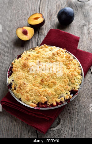 Obstkuchen mit Pflaumen, Ansicht von oben Stockfoto