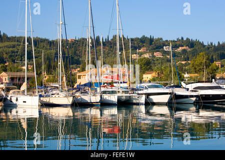 Gouvia, Korfu, Ionische Inseln, Griechenland. Yachten spiegelt sich in dem ruhigen Wasser der Marina. Stockfoto