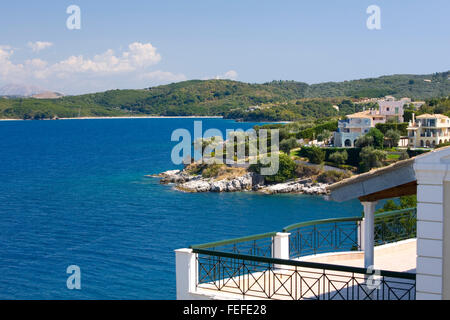 Kassiopi, Korfu, Ionische Inseln, Griechenland. Blick über die Hafeneinfahrt, das tiefblaue Wasser der Avlaki Bucht. Stockfoto