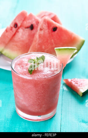 Wassermelone-Sorbet im Glas und Scheiben. Sommer-dessert Stockfoto