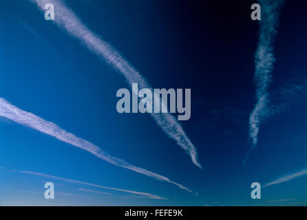 Mehreren Jet Flugzeug Dampf con Wanderwege über den Himmel über Spanien. Stockfoto