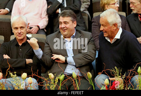 Leipzig, Deutschland. 6. Februar 2016. Matthias Mueller (l-R), CEO von Volkswagen, Minister für wirtschaftliche Angelegenheiten Sigmar Gabriel (SPD) und Tennis Trainer Klaus Hofsaess auf der Fed-Cup-Viertelfinale Deutschland vs. Schweiz in Leipzig, Deutschland, 6. Februar 2016. Foto: JAN WOITAS/Dpa/Alamy Live News Stockfoto