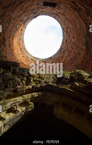 Innenraum einer verfallenen Mühle, Norfolk St. Benet-Abtei Torhaus & Mühle Stockfoto