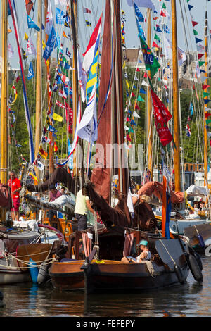 SAIL Amsterdam. Boote und Schiffe im Hafen. Fahnen und Masten. Holland und Niederlande Stockfoto