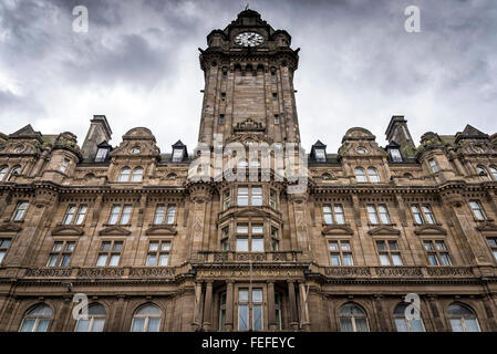 Edinburgh, Vereinigtes Königreich - 15. August 2014: Blick auf die Balmoral Hotel-Fassade. Balmoral ist ein fünf-Sterne-Luxushotel. Stockfoto