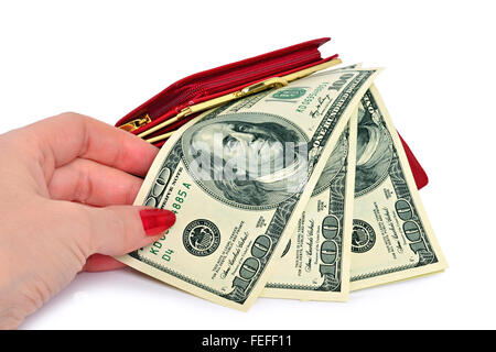 Frauen Hand nimmt der Dollarnote 100 US-Dollar aus der roten Handtasche. Isoliert auf weißem Hintergrund. Stockfoto