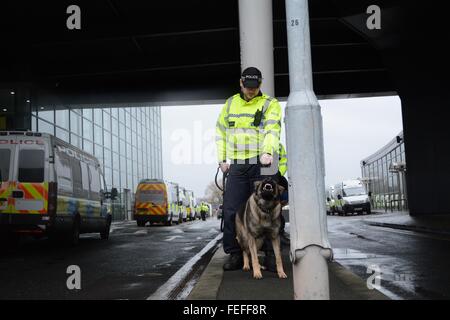 Birmingham, Vereinigtes Königreich. 6. Februar 2016. Polizeihund Handler auf Wache stehen. Bildnachweis: Marc Ward/Alamy Live-Nachrichten Stockfoto