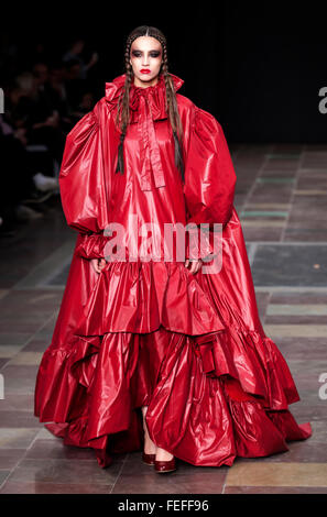 Kopenhagen, Dänemark, 5. Februar 2016. Ein Modell geht die Start-und Landebahn tragen Nicholas Nybro ' neueste Kollektion für Frauen und Männer während der Copenhagen Fashion Week Herbst/Winter 2016.  Die Show fand im Rathaus der Stadt Kopenhagen. Bildnachweis: OJPHOTOS/Alamy Live-Nachrichten Stockfoto