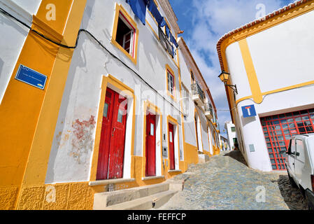 Portugal, Alentejo: Typische Gasse und traditionellen Gebäuden im historischen Dorf Mértola Stockfoto