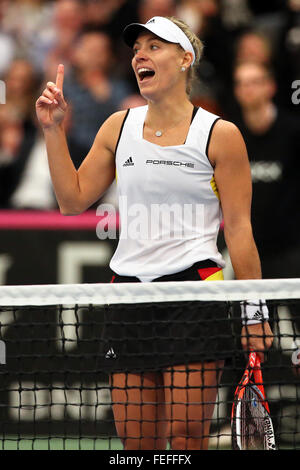 Leipzig, Deutschland. 6. Februar 2016. Angelique Kerber aus Deutschland im Kampf gegen Bacsinszky bei der Fed-Cup-Viertelfinale Deutschland vs. Schweiz in Leipzig, Deutschland, 6. Februar 2016. Foto: JAN WOITAS/Dpa/Alamy Live News Stockfoto