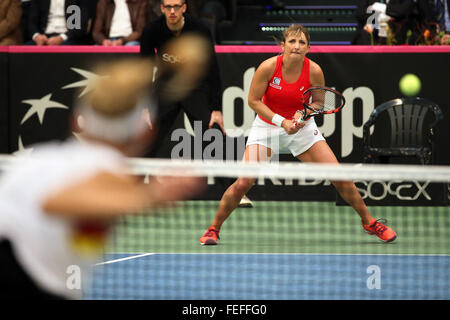 Leipzig, Deutschland. 6. Februar 2016. Timea Bacsinszky aus der Schweiz in Aktion gegen Angelique Kerber aus Deutschland in die Fed-Cup-Viertelfinale Deutschland vs. Schweiz in Leipzig, Deutschland, 6. Februar 2016. Foto: JAN WOITAS/Dpa/Alamy Live News Stockfoto