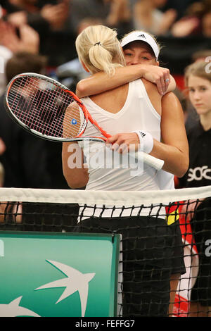 Leipzig, Deutschland. 6. Februar 2016. Barbara Rittner, Kapitän des deutschen Fed-Cup-Teams, umarmt Angelique Kerber aus Deutschland nach dem Sieg gegen Bacsinszky bei der Fed-Cup-Viertelfinale Deutschland vs. Schweiz in Leipzig, Deutschland, 6. Februar 2016. Foto: JAN WOITAS/Dpa/Alamy Live News Stockfoto