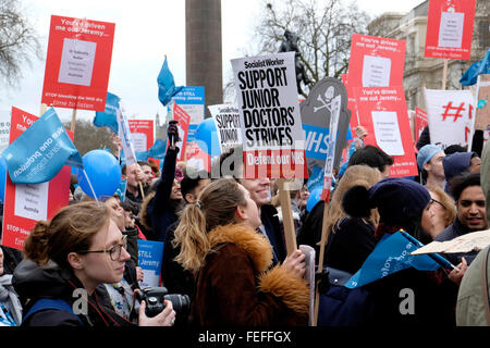 London, UK, 6. Februar 2016. Ärzte in der Ausbildung und ihre Unterstützer im Zentrum von London, gegen die vorgeschlagenen Änderungen an ihren Verträgen zu protestieren. Bildnachweis: Yanice Cesari / Alamy Live News Stockfoto