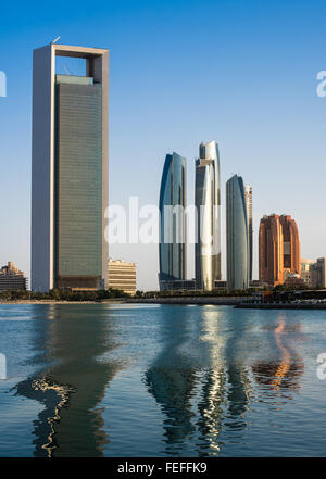 ADNOC und Jumeirah Etihad Towers in der Abenddämmerung, Abu Dhabi Stockfoto