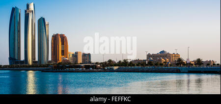 Skyline von Abu Dhabi in der Abenddämmerung Stockfoto