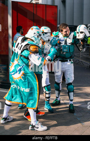 Miami Dolphins Footbal Fans verkleidet als Sturmtruppen posieren für ein Foto in das erste Spiel der NFL International Series 2015 Stockfoto