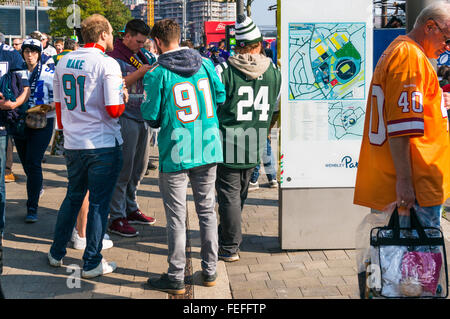 New York Jets und Miami Dolphins-Fans vor dem Spiel der NFL International Series in London im Oktober 2015 Stockfoto
