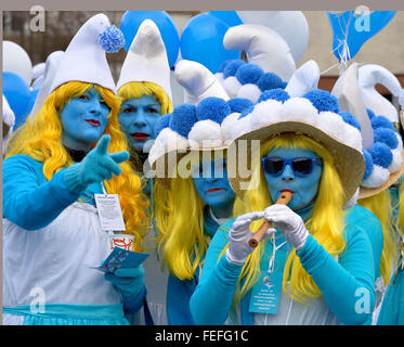 Waldshut-Tiengen, Deutschland. 6. Februar 2016. 2.149 Schlümpfe versammeln, um den Weltrekord zu brechen, der weltweit größten Smurf sammeln in Waldshut-Tiengen, Deutschland, 6. Februar 2016. Mindestens 2.510 Menschen verkleidet als Schlümpfe haben würde, um den Weltrekord zu brechen. Foto: WINIFRIED ROTHERMEL/Dpa/Alamy Live News Stockfoto