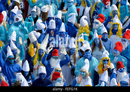 Waldshut-Tiengen, Deutschland. 6. Februar 2016. 2.149 Schlümpfe versammeln, um den Weltrekord zu brechen, der weltweit größten Smurf sammeln in Waldshut-Tiengen, Deutschland, 6. Februar 2016. Mindestens 2.510 Menschen verkleidet als Schlümpfe haben würde, um den Weltrekord zu brechen. Foto: WINIFRIED ROTHERMEL/Dpa/Alamy Live News Stockfoto