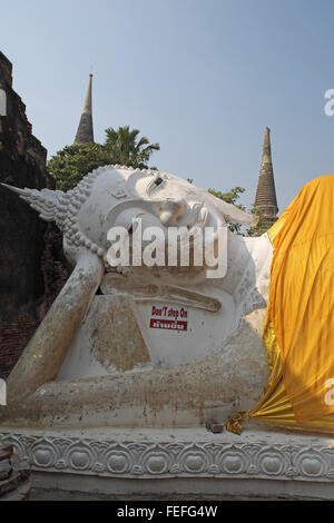 Leiter des großen liegenden Buddha Statue unter dem riesigen chedi des Wat Yai Chai Mongkol (links), Ayutthaya, Thailand, Asien. Stockfoto