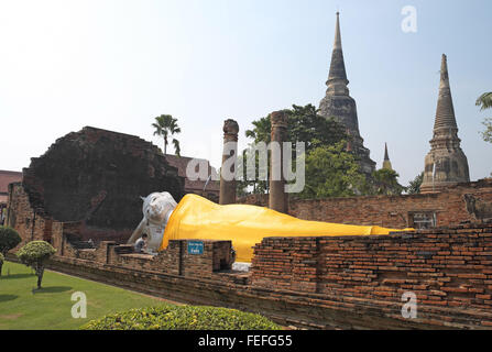 Großen liegenden Buddha Statue unter dem riesigen chedi des Wat Yai Chai Mongkol, Ayutthaya, Thailand, Asien. Stockfoto