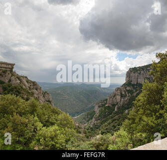 Hohen Winkel Panoramablick über Tal des Llobregat Fluß von der Bergstation der Seilbahn Aeri de Montserrat auf Montserrat monast Stockfoto