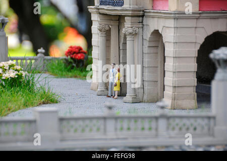 Fürstenstein Schlosshof mit paar Mann Frau am Tor-Miniatur-Nachbildung in Lower Silesia Kowary Miniaturpark, Polen Stockfoto