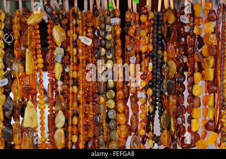 Polnische Bernsteinketten an einem Marktstand in Karpacz im Riesengebirge, Polen. Stockfoto