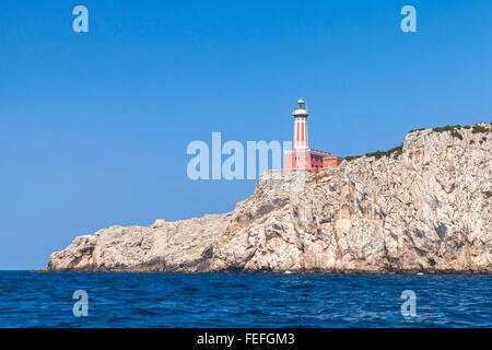 Punta Carena. Roter Leuchtturm steht auf felsigen Küste von Capri Insel, Italien Stockfoto