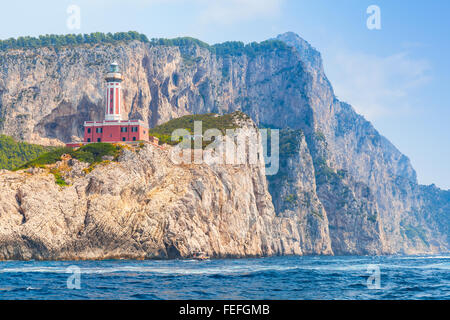 Punta Carena. Leuchtturm steht auf der felsigen Küste von Capri Insel, Italien Stockfoto