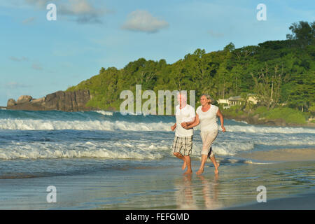 älteres Ehepaar auf Strand Stockfoto