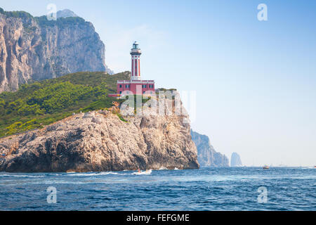 Punta Carena. Leuchtturm steht auf der felsigen Küste von Capri Insel, Italien Stockfoto