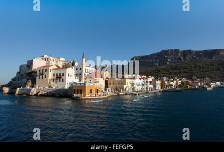 Kastellorizo ist eine kleine griechische Insel in der südlichen Ägäis in Griechenland. Es hat einen kleinen Flughafen und ist ein beliebter Tagesausflug von Kas Stockfoto