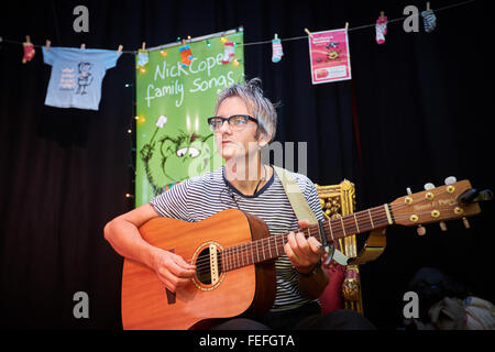 Ehemalige Candyskins-Frontmann Nick Cope singt einige seiner Kinderlieder im Geschichte Museum in Oxford Stockfoto