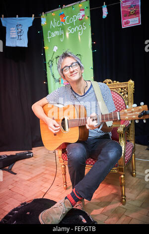 Ehemalige Candyskins-Frontmann Nick Cope singt einige seiner Kinderlieder im Geschichte Museum in Oxford Stockfoto