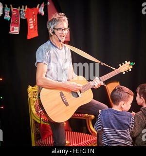 Ehemalige Candyskins-Frontmann Nick Cope singt einige seiner Kinderlieder im Geschichte Museum in Oxford Stockfoto