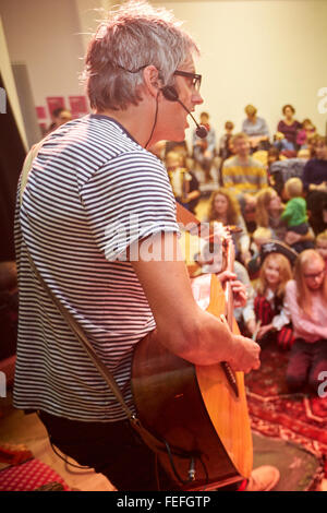 Ehemalige Candyskins-Frontmann Nick Cope singt einige seiner Kinderlieder im Geschichte Museum in Oxford Stockfoto