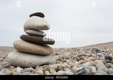 niedrigen Winkel Schuss von einem Steinhaufen an einem steinigen Strand Stockfoto