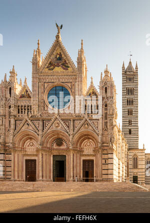 Hauptfassade der Kathedrale von Siena im Morgenlicht Stockfoto