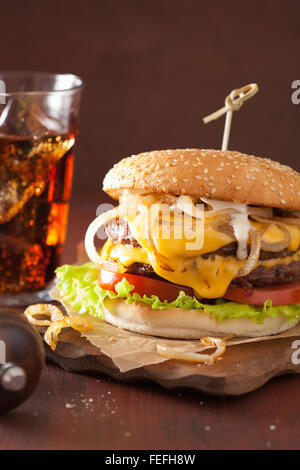 Double Cheeseburger mit Tomaten und Zwiebeln Stockfoto