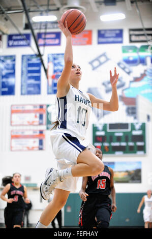 Spieler erhalten weg eine unbestrittene layup Nach einem Umsatz am anderen Ende des Hofes während einer High School Basketball Spiel. USA. Stockfoto