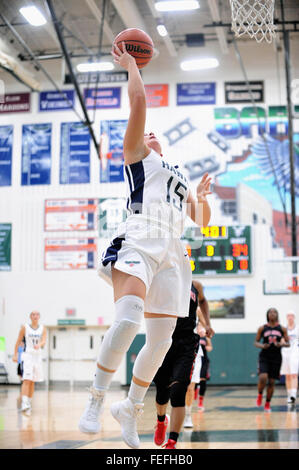 Spieler erhalten weg eine unbestrittene layup Nach einem Umsatz am anderen Ende des Hofes während einer High School Basketball Spiel. USA. Stockfoto