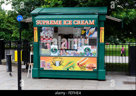 Ein kleiner Speisen und Getränke-Kiosk in der Nähe von Hyde Park, London, Vereinigtes Königreich. Stockfoto