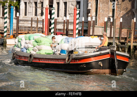 Säcken von Baustoffen mit transportiert Lastkahn auf dem Canal Grande in Venedig, Italien Stockfoto