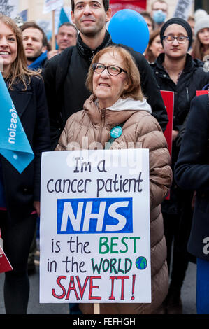 London, UK.  6. Februar 2016.  Ärzte in der Ausbildung sammeln auf Bühne einen "maskierten Marsch" von Waterloo Place, Downing Street aus Protest über Löhne und Arbeitsbedingungen.  Die Demo kommt vor ein 24-Stunden-Streik wegen am 10. Februar beginnen wenn Ärzte landesweit Notfallversorgung nur von 08:00 zur Verfügung stellen werden.   Bildnachweis: Stephen Chung / Alamy Live News Stockfoto