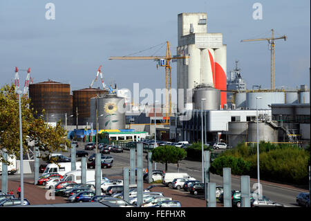 Brennstoff-Lager im Hafen von Saint-Nazaire, Loire-Atlantique, Pays de la Loire, Frankreich Stockfoto